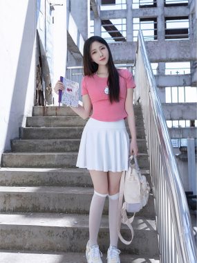 鱼子酱的青春风尚：短裤与衬衫的雅致交响