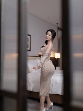 辫绕青春：小逗逗的连衣裙与连裤袜之旅