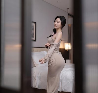 辫绕青春：小逗逗的连衣裙与连裤袜之旅