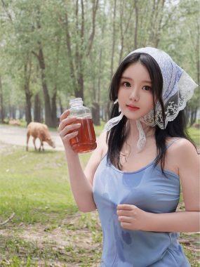 XiuRen 秀人 Vol.8777 尤里梦境：小薯条的黑发魅力与紧身衣塑形