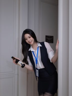 XiuRen 秀人 Vol.8808 马尾轻摆，手执透明扇，小逗逗的青春连衣裙与梦幻连裤袜