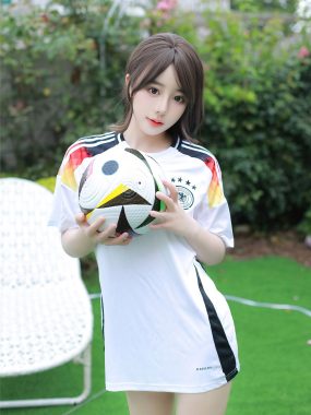 XiuRen 秀人 Vol.8812 桃妖夭·黑发长卷倚椅端，围裙新娘的秘密诱惑