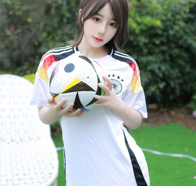 XiuRen 秀人 Vol.8812 桃妖夭·黑发长卷倚椅端，围裙新娘的秘密诱惑