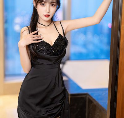 林星阑：衬衫轻裹翘臀韵，黑丝魅影女性香