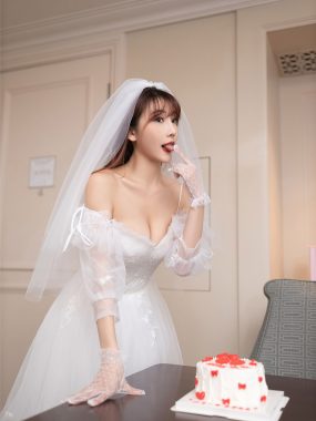 陆萱萱户外短袖衬衫映青春，绿茵光影间的袜子故事