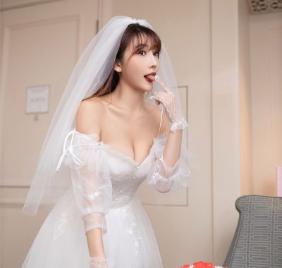 陆萱萱户外短袖衬衫映青春，绿茵光影间的袜子故事