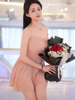 林幼一：围裙下的艺术线条，纹身演绎青春旋律