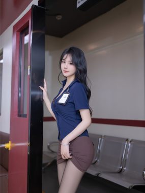 XiuRen 秀人 Vol.8167 赤足透明，幼幼的青春足印